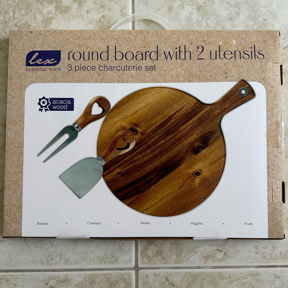 Round Charcuterie Board w/Serving Utensils